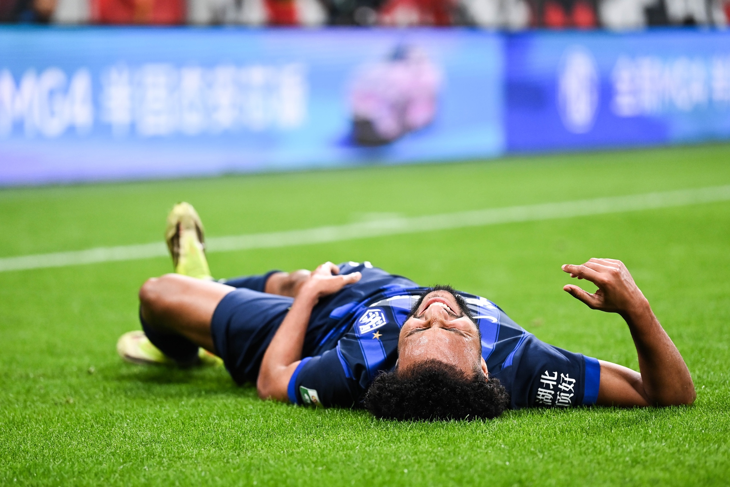 武汉三镇外援贝维斯右股二头肌损伤，将缺席近期保级关键战