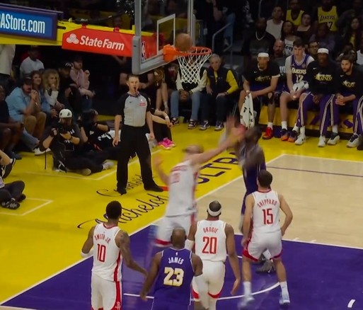 艾顿犯规后碰底线球遭警告 火箭末节反扑势头受阻