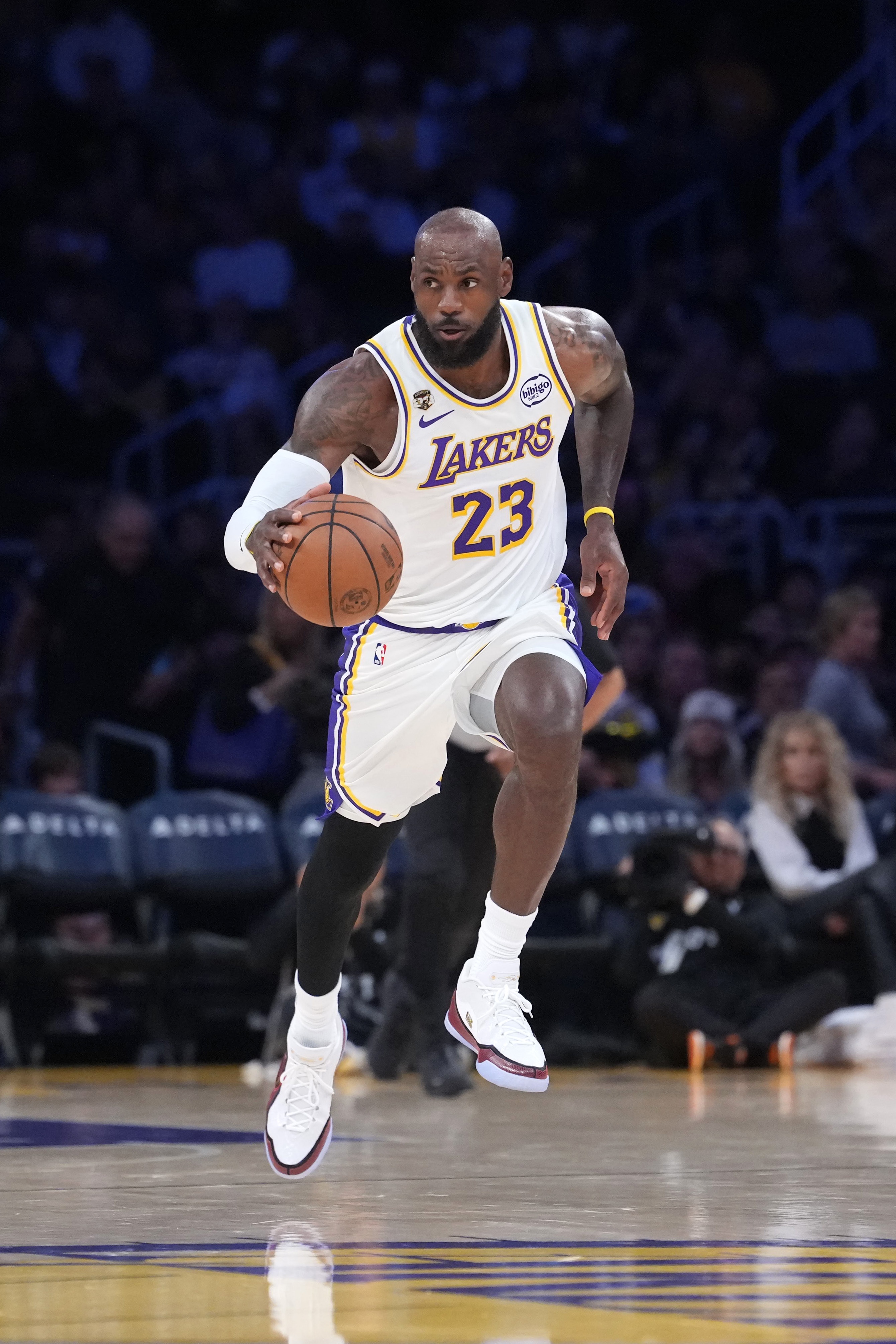 41岁詹姆斯末节踉跄 三分6中0空砍25分 湖人3-2火箭