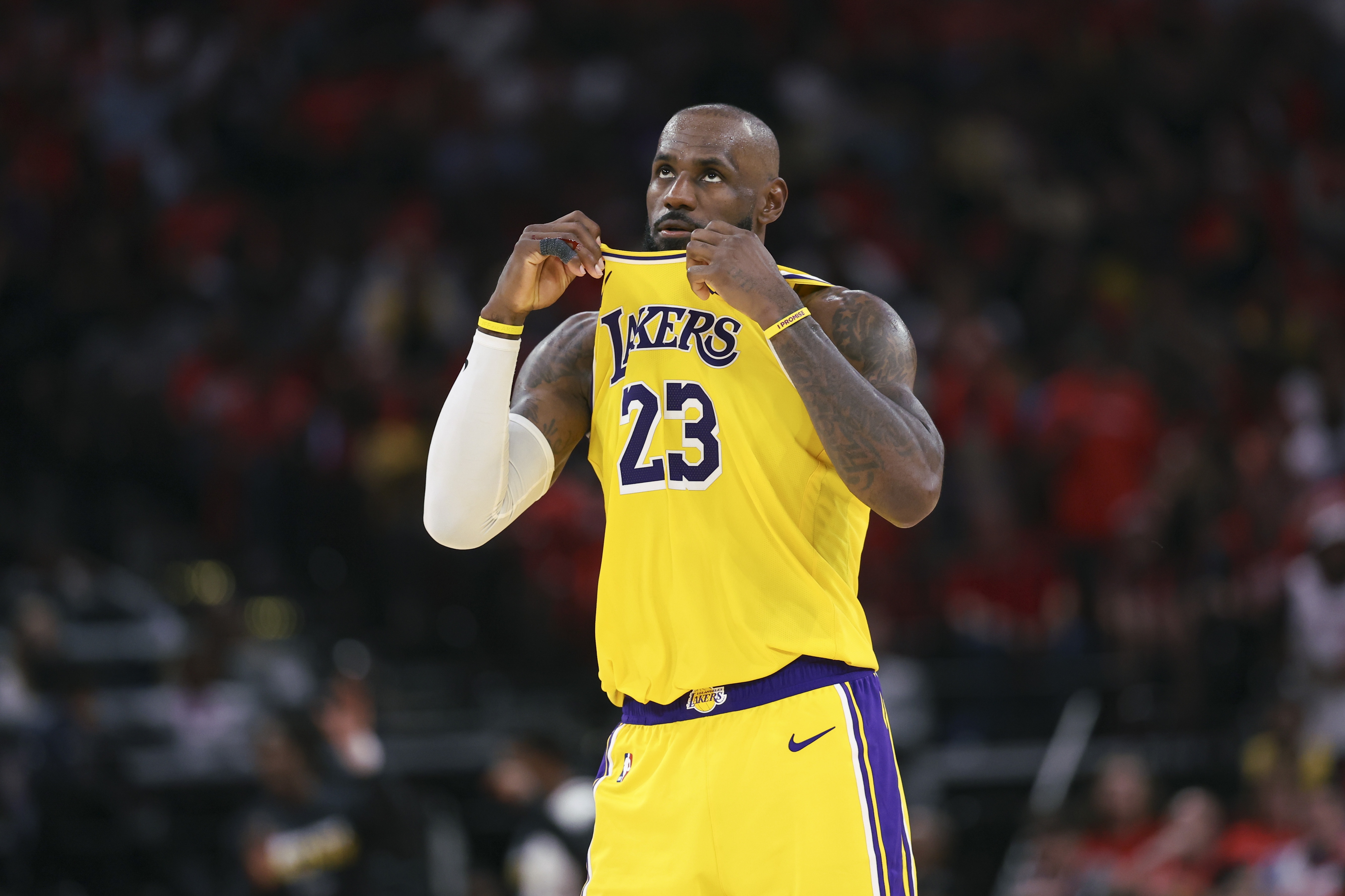 詹姆斯两场合计29中11三分9中0 湖人错失终结系列赛良机