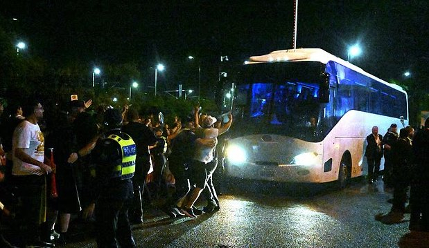 伊朗女足陷政治漩涡：大巴遭围堵，队员被曝打出“SOS”求救手势