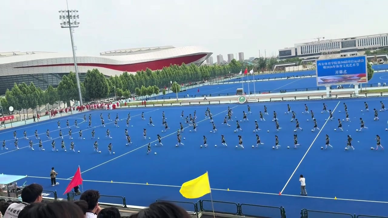 西安体院足球操升级：颠球踩单车盘带，网友称“喷不了”