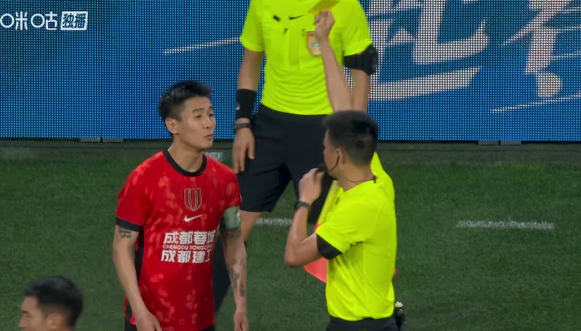 11黄+补时15分钟,李海新争议判罚主导蓉城0-1海港 11黄+补时15分钟,李海新争议判罚主导蓉城0-1海港