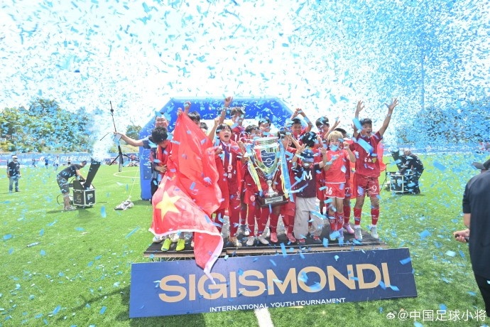 中国足球小将2014队点球擒埃弗顿 捧得SIGISMONDI杯