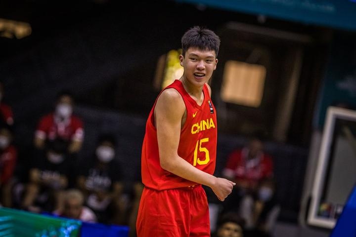 王俊杰18+14隔扣周琦？杨瀚森回归后中国男篮锋线厚度提升，柯凡：能赢日本