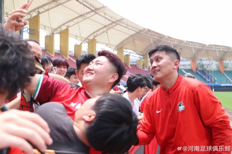 河南队间歇期备战公开：数百球迷冒暑观训，球员赛后集体签名